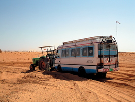 Sudan - Helping Bus in Sudanese Dessert